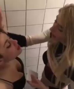 Nenas Lesbianas Pilladas En Baño Público 7