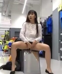 Asiática se masturba en la tienda 2