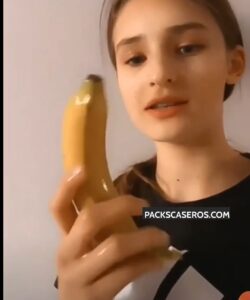 Adolescente putita se mete la banana hasta venirse + Video Legendario 3