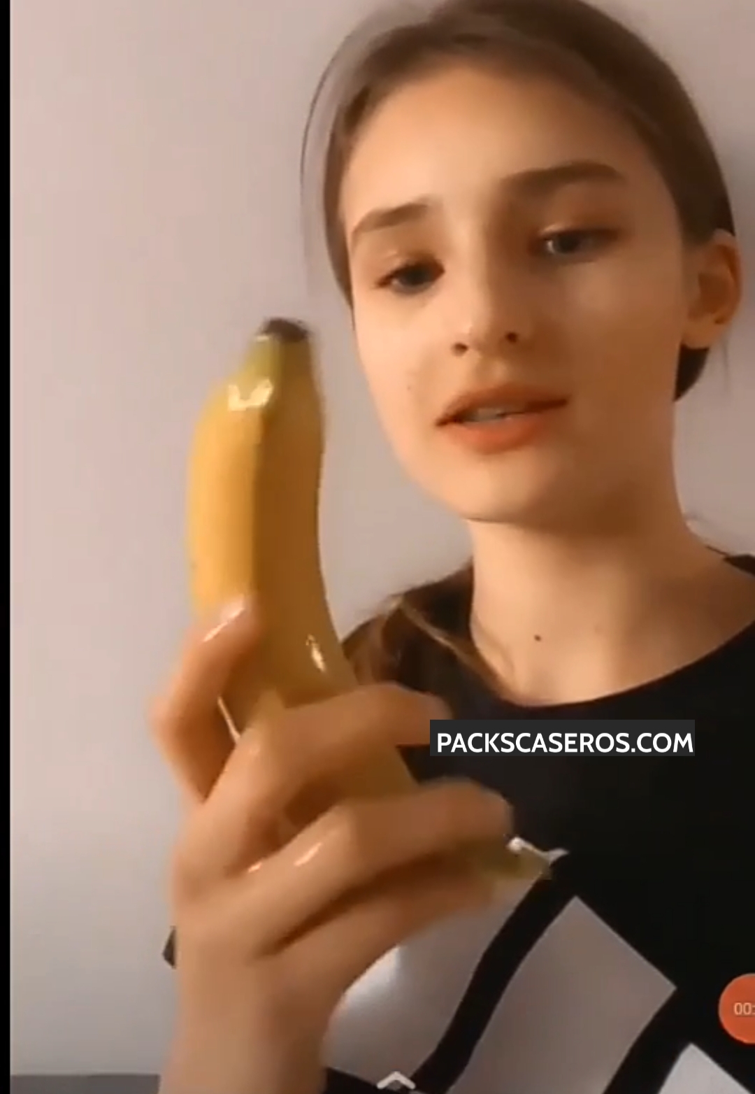 Adolescente putita se mete la banana hasta venirse + Video Legendario 1